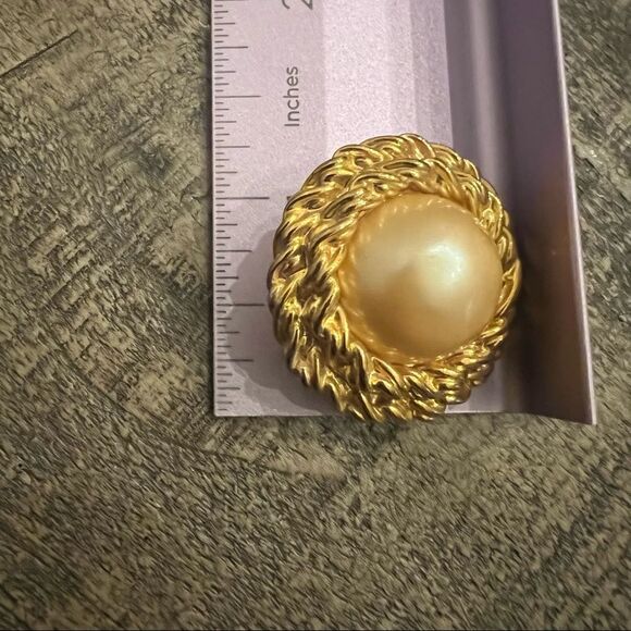 Vintage Joan Rivers Faux Pearl Clip On Earrings - Picture 3 of 5